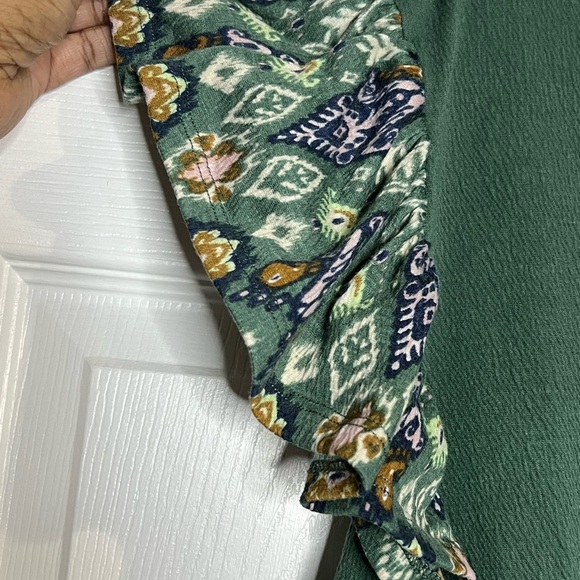 Almost Famous Women’s Green tie front top with Flutter Sleeves - Size XL - Picture 4 of 5